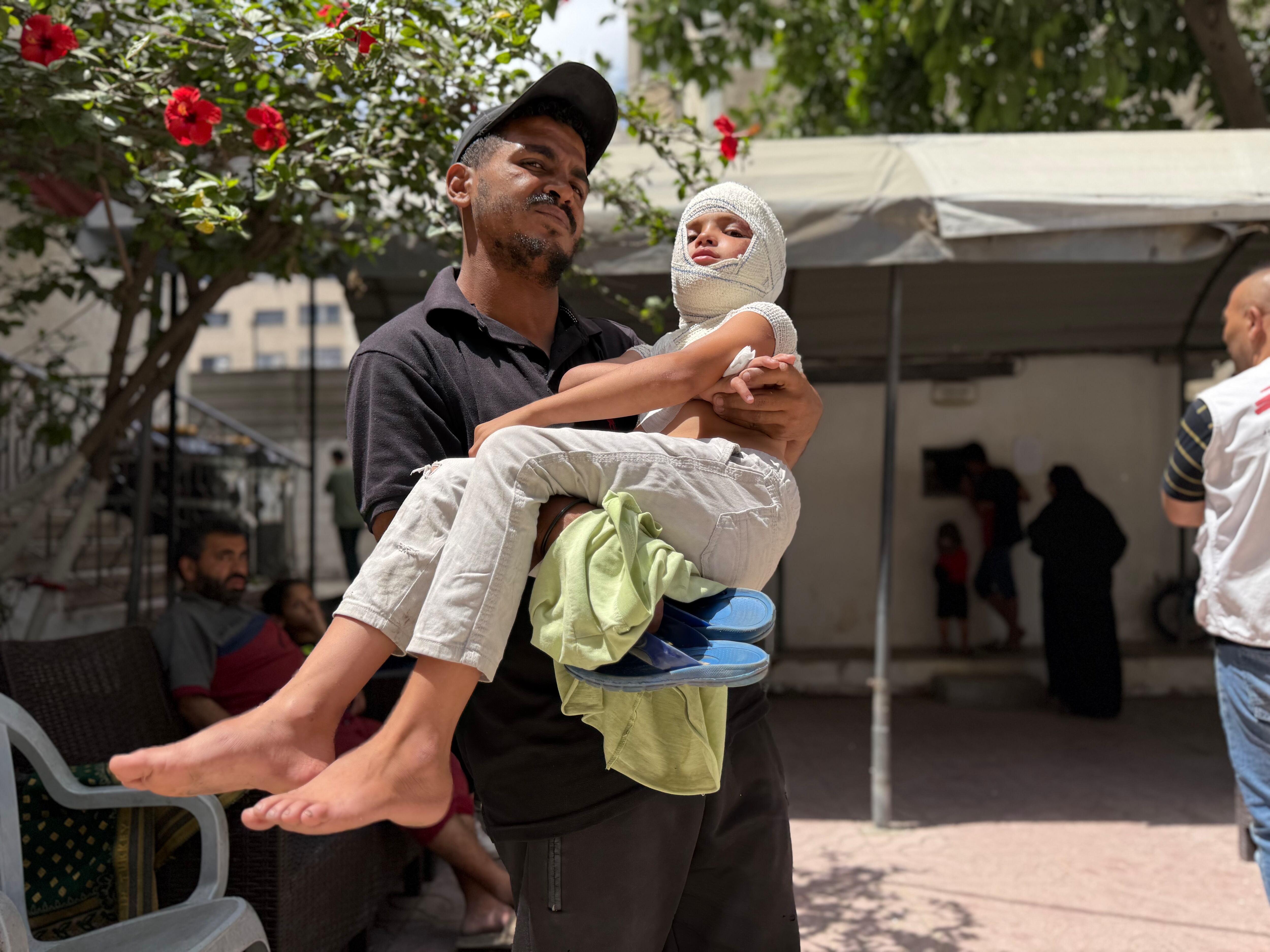 Un médico en Gaza junto a un menor herido. / Ahmad Awad (EFE)