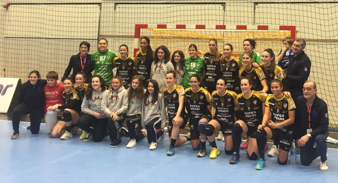 Las jugadoras del Bera Bera posan tras gaar un partido