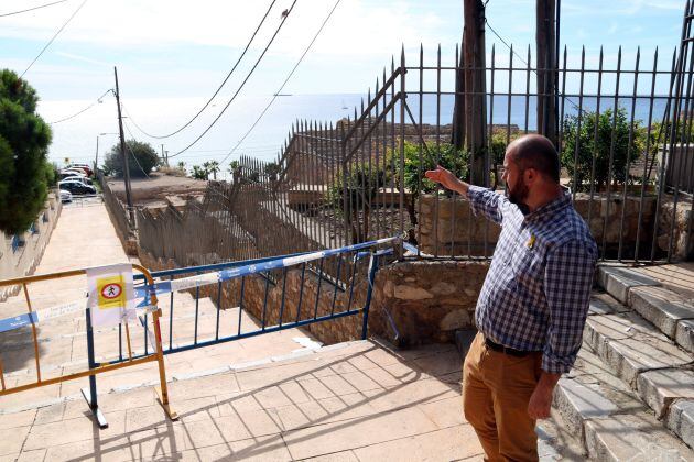 Pla general del regidor de Territori de l'Ajuntament de Tarragona, Xavier Puig, a les escales del costat de l'amfiteatre, mostrant l'espai tallat per les actuacions a l'equipament romà. Imatge del 3 d'octubre del 2019 (Horitzontal).