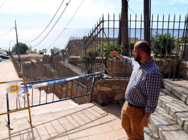 Pla general del regidor de Territori de l'Ajuntament de Tarragona, Xavier Puig, a les escales del costat de l'amfiteatre, mostrant l'espai tallat per les actuacions a l'equipament romà. Imatge del 3 d'octubre del 2019 (Horitzontal).