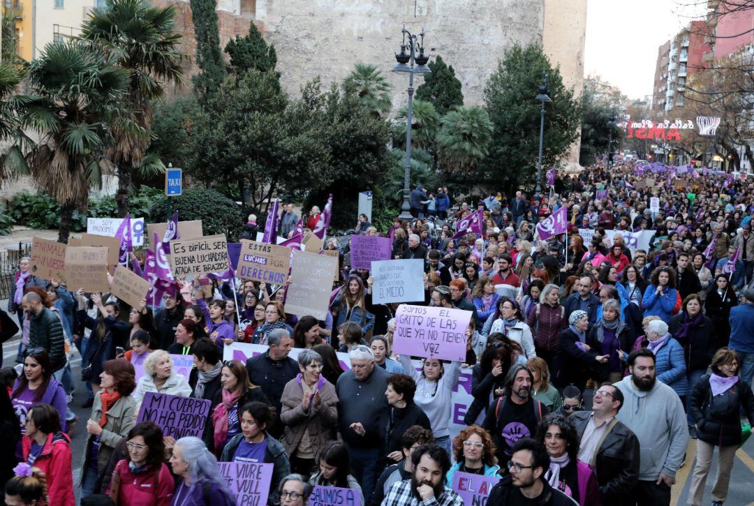 Miles de personas durante la manifestación convovada en Valencia por la Coordinadora Feminista para celebrar el Día Internacional de la Mujer