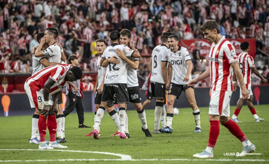 Los jugadores del Sporting se lamentan por la derrota mientras los del Burgos celebran el triunfo en El Molinón.