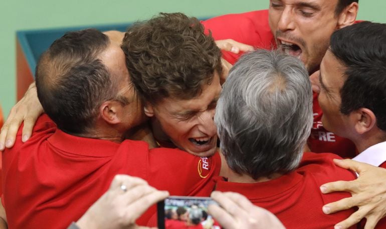 Pablo Carreño se abraza con todo el equipo español después de una serie dificilísima en Osijek