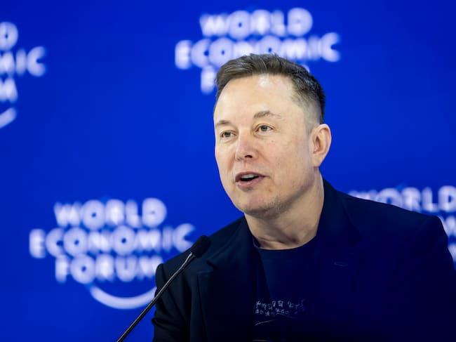 Fotografía de archivo del 22 de enero de 2026 que muestra al director ejecutivo de xAI y SpaceX, Elon Musk, hablando durante la 56.ª reunión anual del Foro Económico Mundial (FEM), en Davos (Suiza).