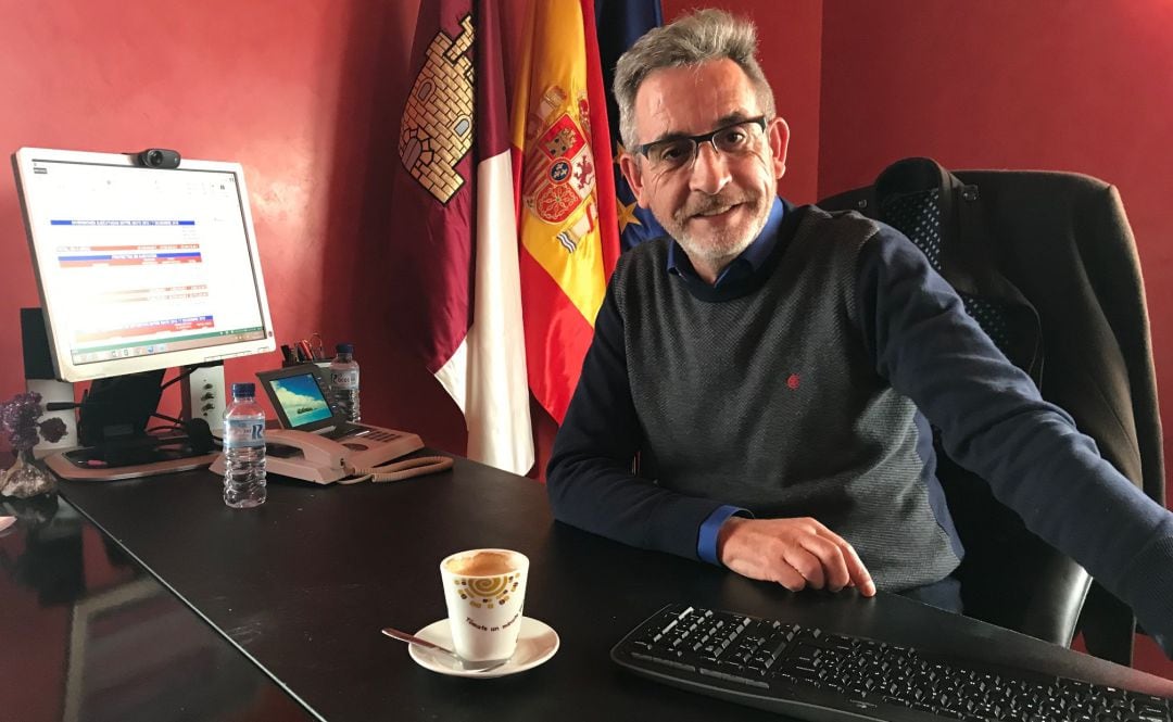 El alcalde de Valdepeñas, Jesús Martín, tras la entrevista concedida a SER Valdepeñas
