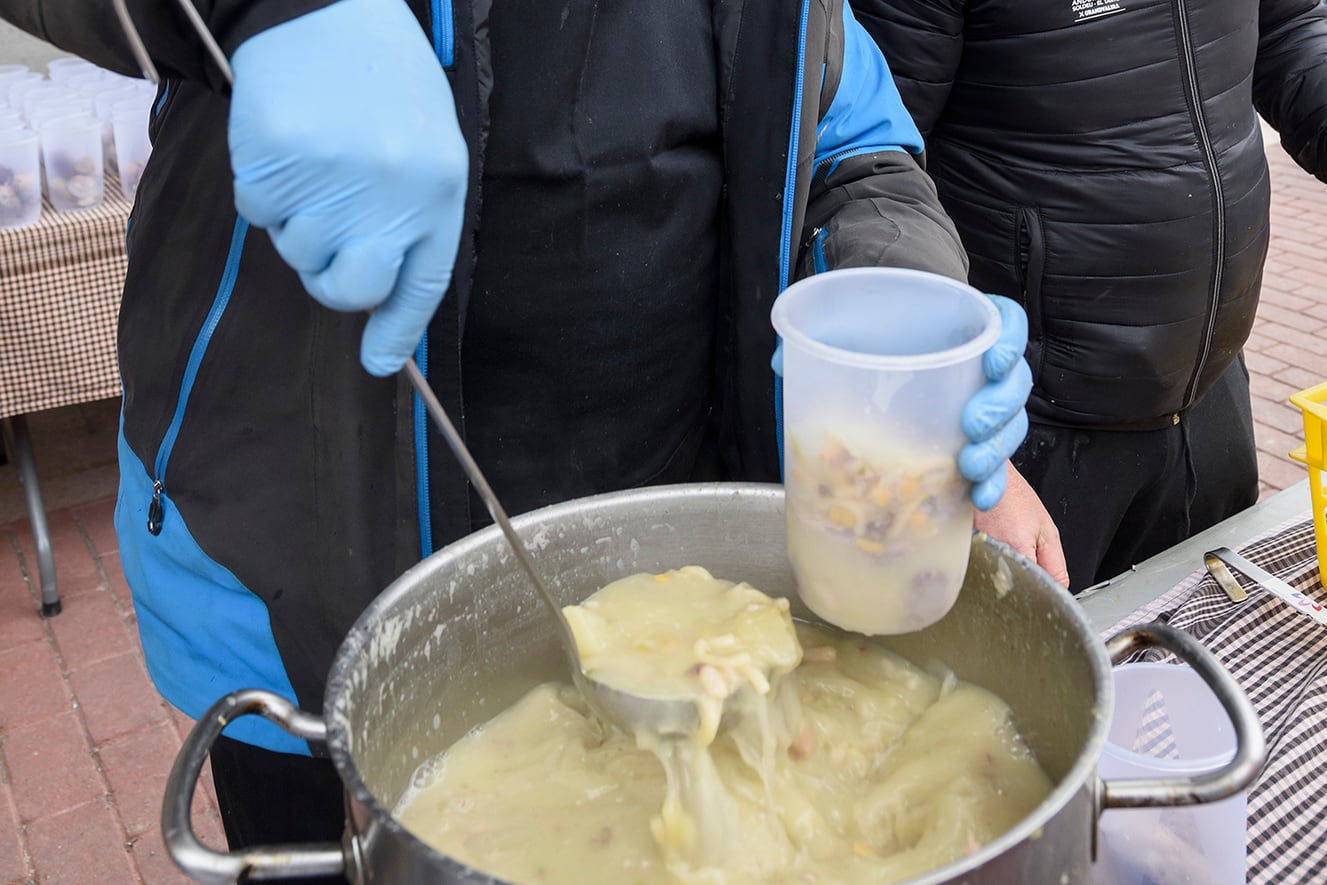 Repartiment de la tradicional vianda de Sant Antoni a Canillo aquest diumenge.