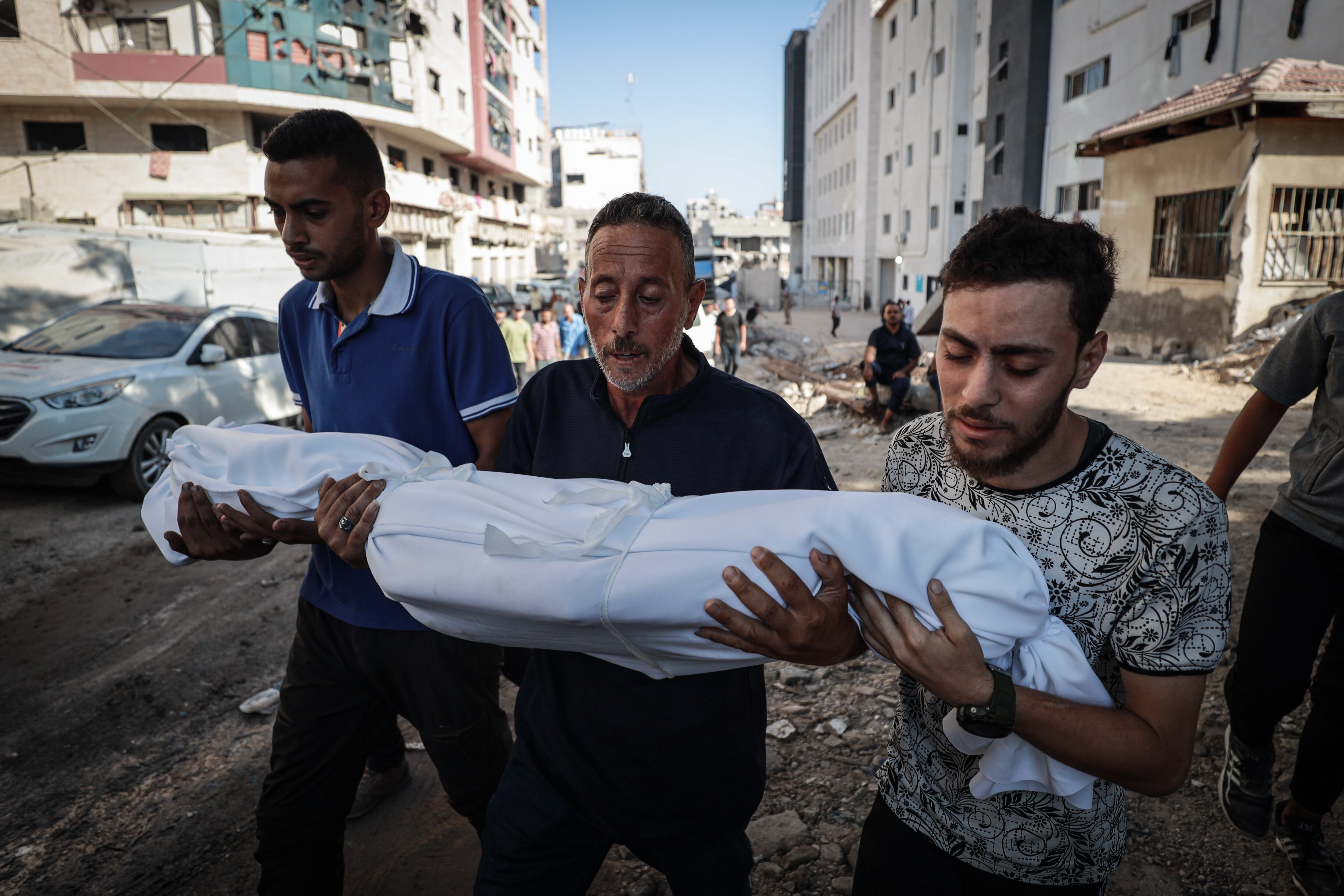 Más de una decena de palestinos, entre ellos niños, han fallecido en un ataque a un campamento de refugiados.