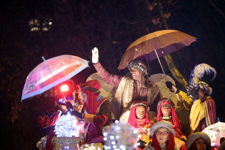 El Rey Baltasar saluda a los niños durante la Cabalgata de los Reyes Magos en Valladolid