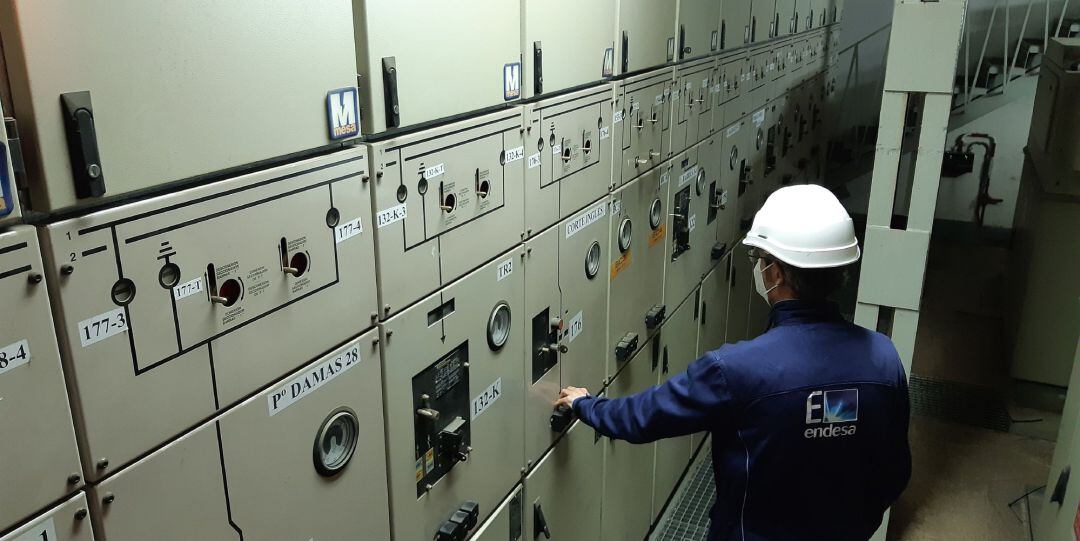 Trabajos en una subestación eléctrica transformadora de Endesa.