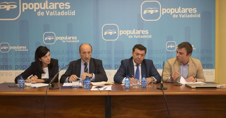 Los diputados del PP por Valladolid en la sede de la calle Alcalleres