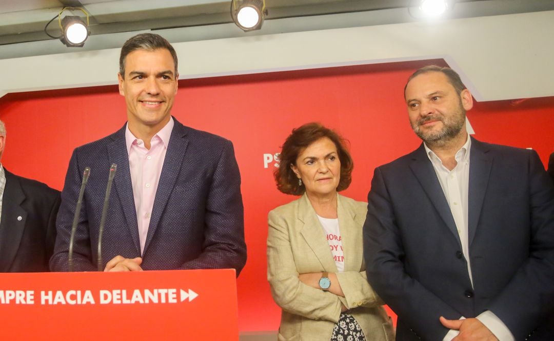 El presidente del Gobierno, Pedro Sánchez, junto a Carmen Calvo y José Luis Ábalos.