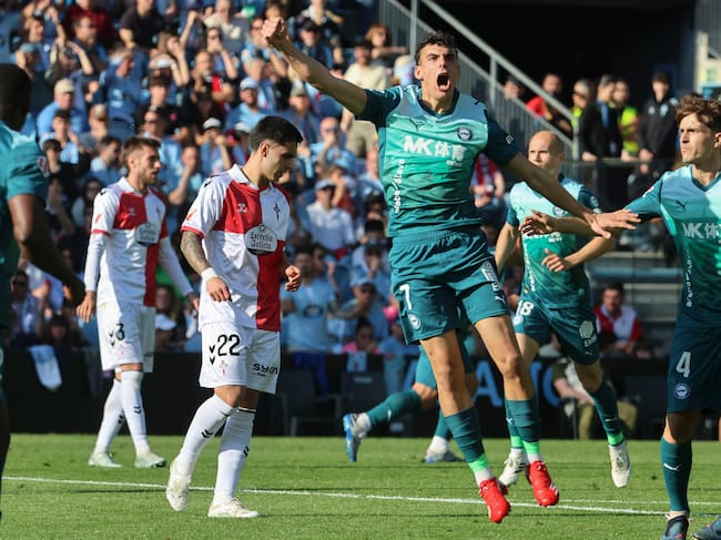 VIGO, 22/03/2026.- El delantero del Alavés Antonio Ángel Pérez, celebra su gol contra el Celta de Vigo, durante el partido de la jornada 29 de LaLiga EA Sports que disputan en el Estadio Abanca Balaídos de Vigo, Galicia, este domingo. EFE/ Salvador Sas