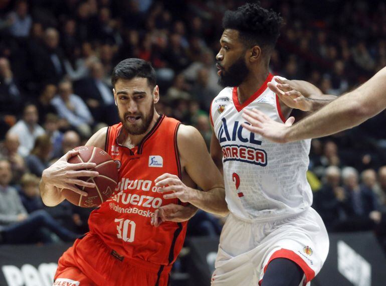 El escolta del Valencia Basket, Joan Sastre (i), trata de vencer la oposición del del ICLK Manresa Scott Suggs durante el partido de la décimo quinta jornada de la fase regular de la liga ACB que ambos equipos juegan en el pabellón Fuente San Luis. EFE-Ka