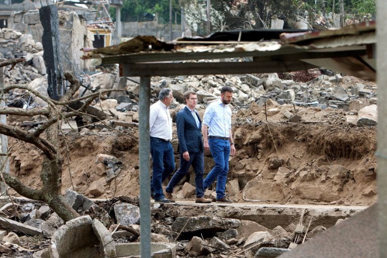 El presidente de la Xunta Alberto Nuñez Feijóo, visita Tui tras la explosión registrada en la parroquia de Paramos.