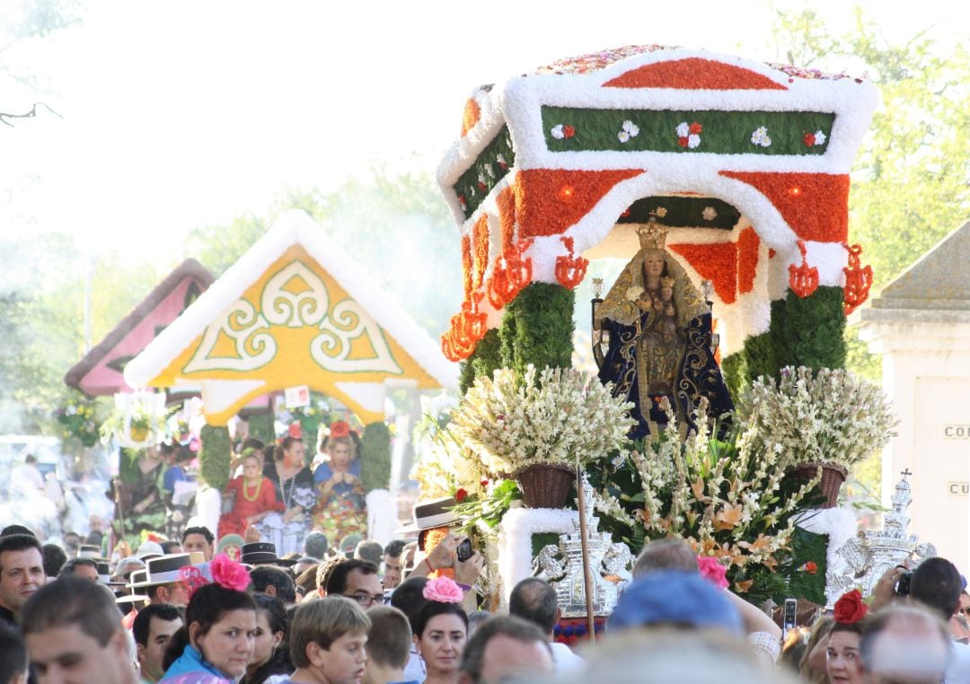 La Virgen de Valme en una imagen retrospectiva de su tradicional Romería del tercer domingo de octubre