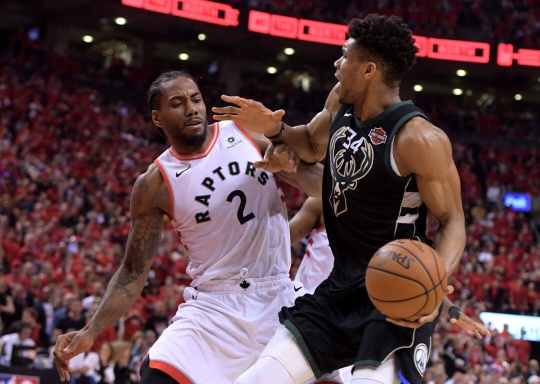 Antetokounmpo y Kawhi Leonard, durante el partido. 