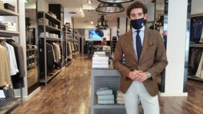 Pablo López, gerente de Silbón, en la tienda de la calle Cruz Conde