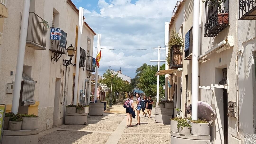 Retirada de toldos en Tabarca