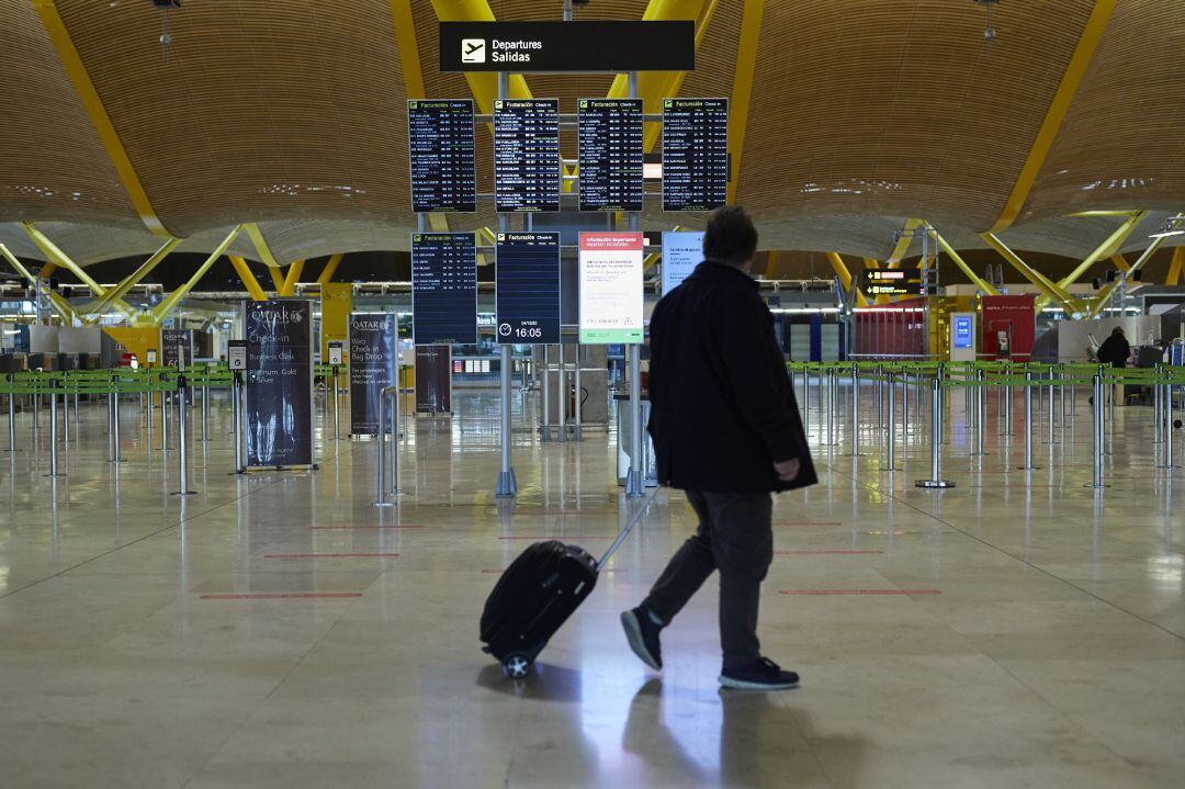Un pasajero camina por la terminal T4 del Aeropuerto Adolfo Suárez Madrid-Barajas.