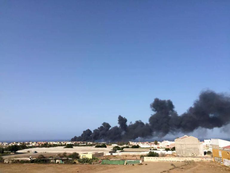 Imagen de la columna de humo que era visible a varios kilómetros de la residencia de ancianos.