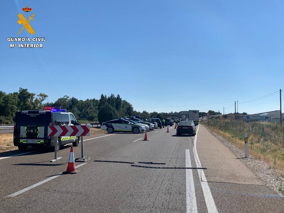 La Guardia Civil investiga al conductor de un vehículo por varios delitos contra la seguridad vial tras eludir un control de alcoholemia