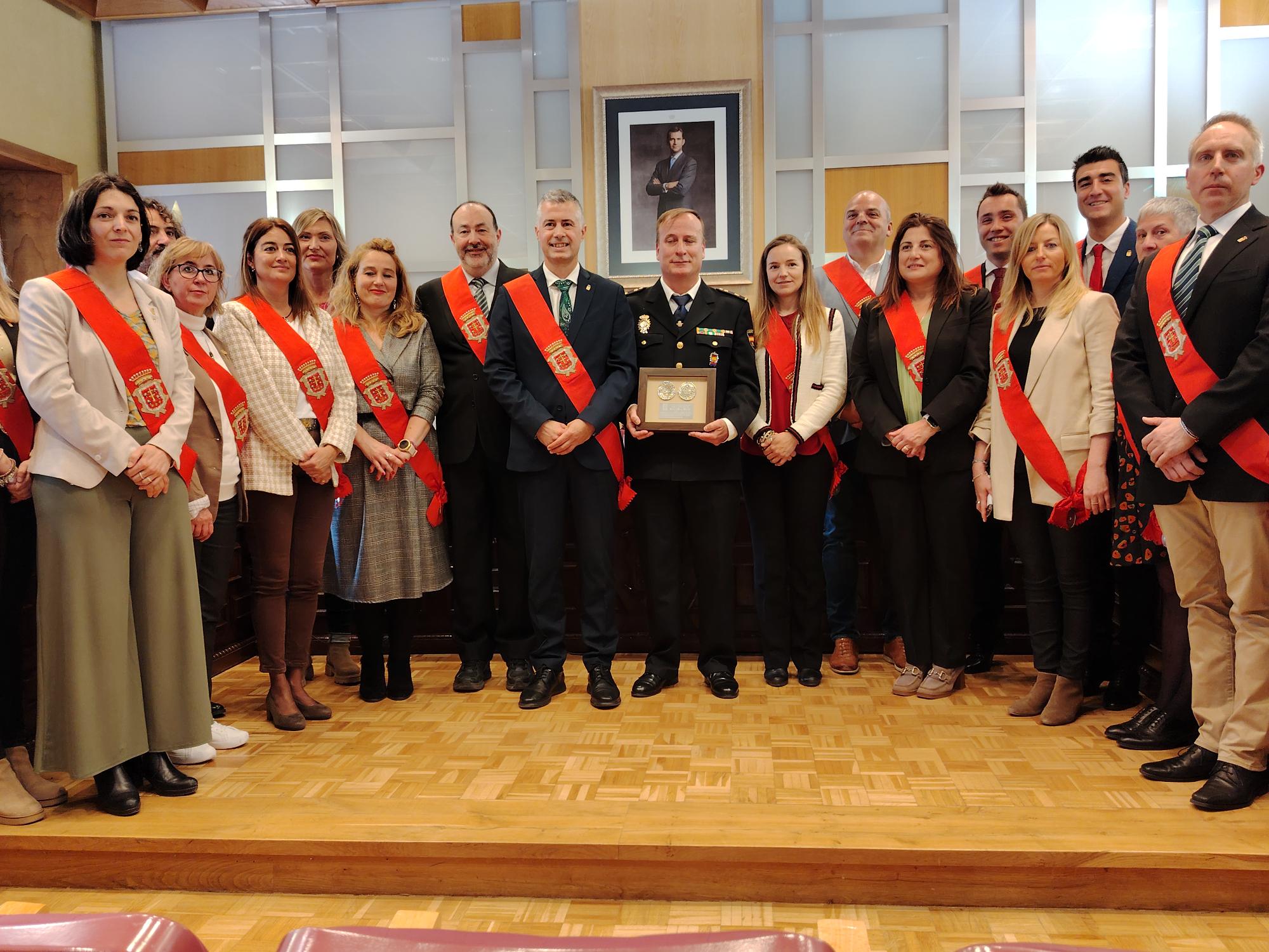 La corporación municipal aprobaba por unanimidad otorgar el reconocimiento a la Comisaría de la policía nacional en Jaca