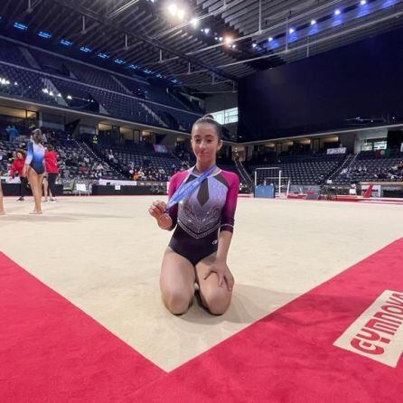 Claudia Clavijo luciendo su medalla