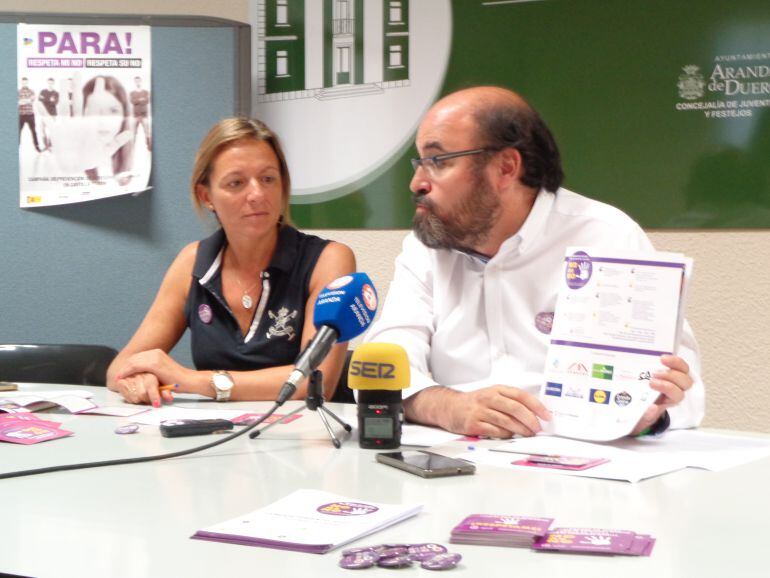 Los concejales de Festejos y de la Mujer, María ÁNgeles Marín y Máximo López, dieron a conocer esta campaña actualizada