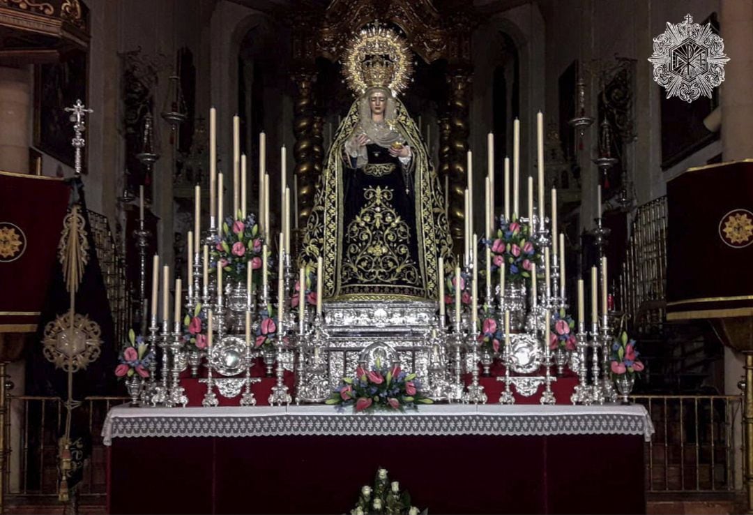 La Virgen de Gracia y Amparo preside este miércoles el altar mayor de la Parroquia de Omnium Sanctorum