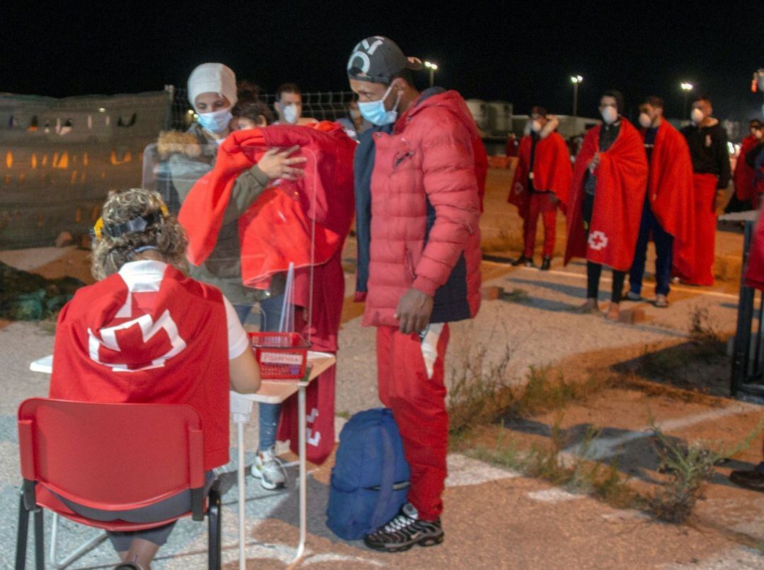 Voluntarios de Cruz roja atiende a los inmigrantes trasladados al Puerto de Motril