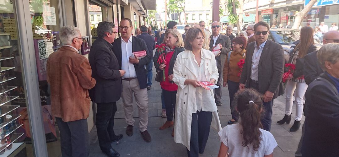 Dolores Delgado y Serafín Faraldos recorriendo el municipio