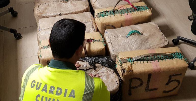 Fardos de hachís recuperados por la Guardia Civil.