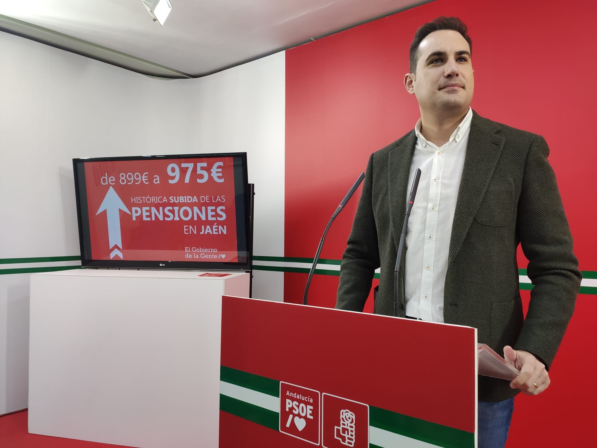 El coordinador del Grupo Parlamentario del PSOE de Jaén, Jose Latorre, durante una rueda de prensa