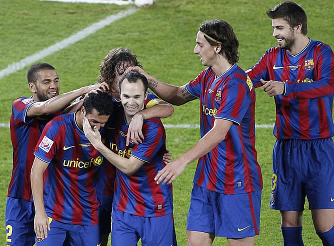 Los jugadores del Barça felicitan a Pedrito por su gol