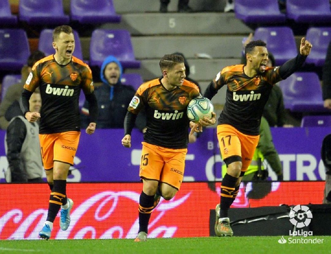 Los jugadores del Valencia celebran el gol ante el Valladolid