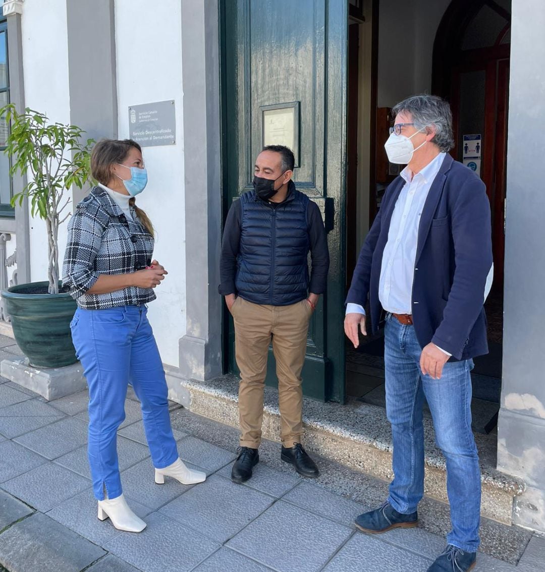 La alcaldesa de Haría, Chaxiraxi Niz, y el concejal coordinador de proyectos, Víctor Robayna, junto al director insular de la Admistración General del Estado, Juan Ramón Pérez.