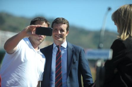 El presidente del Partido Popular, Pablo Casado, se hace una foto con un vecino de Bilbao, durante la visita a la ciudad.