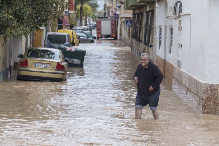 Un hombre trata de cruzar una calle de Los Alcázares