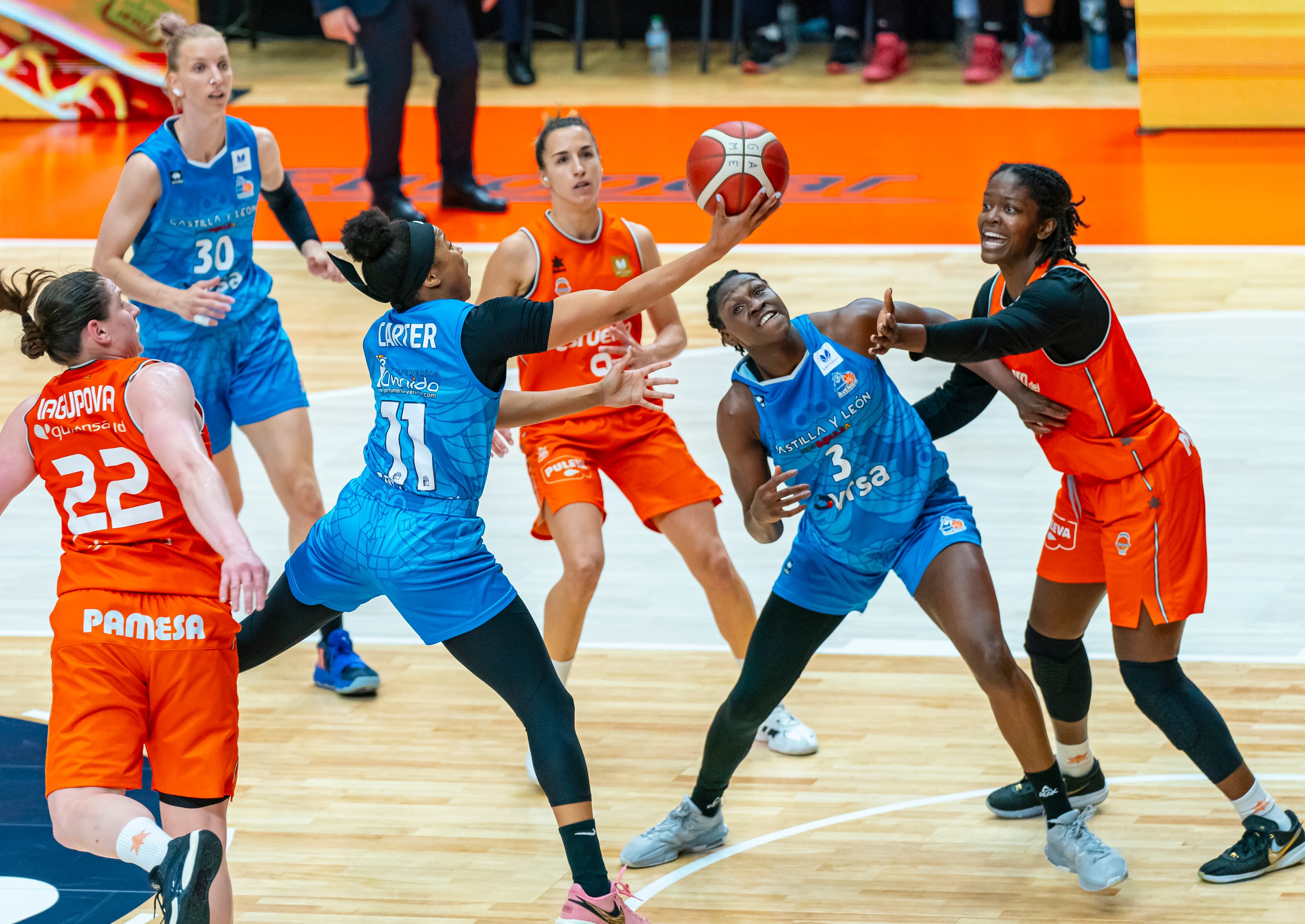 Carter entra a canasta durante la final ante Valencia Basket/FEB