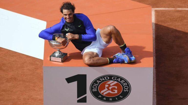 Nadal posa con el trofeo de Roland Garros