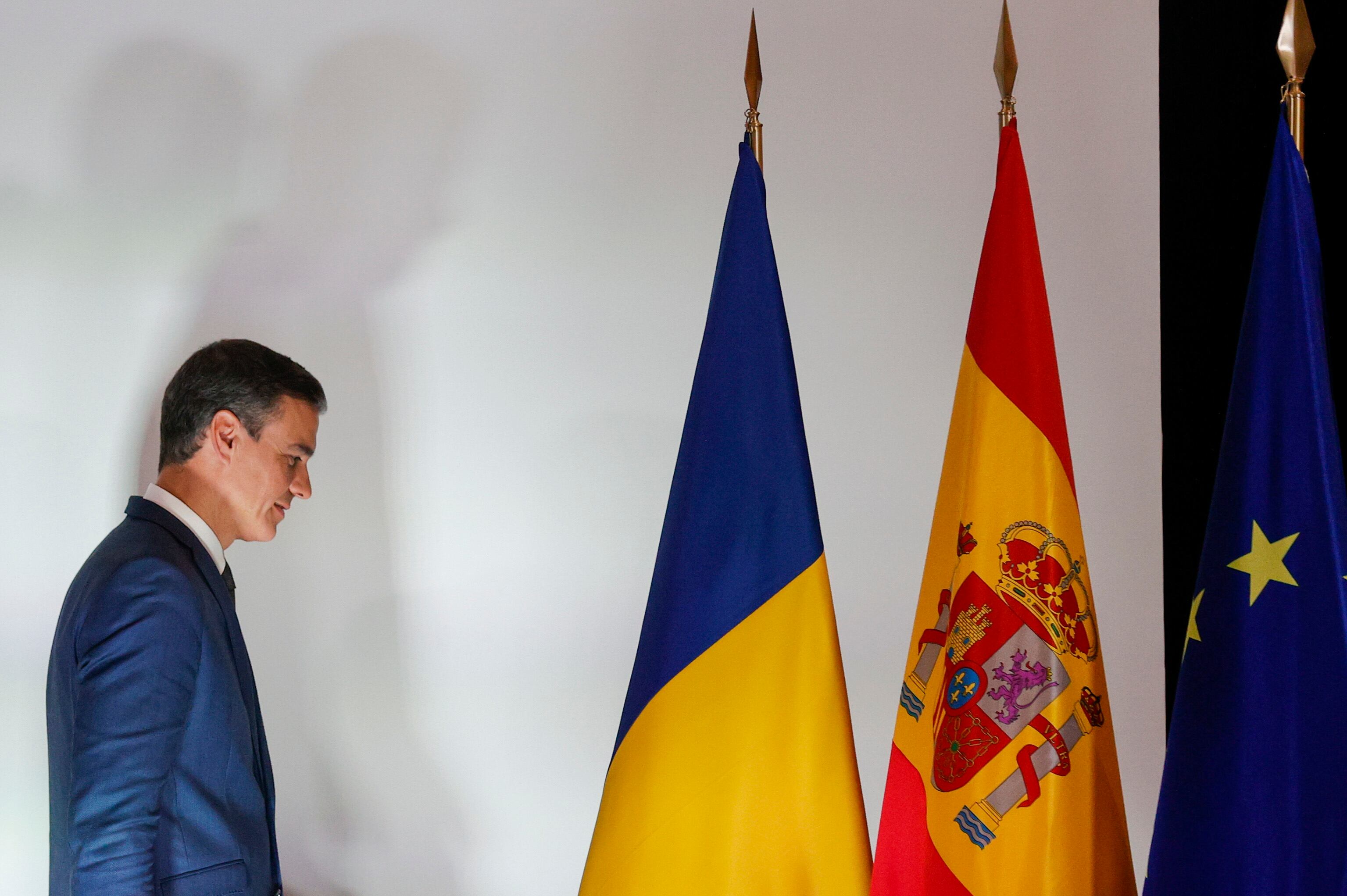 GRAFCVA9893. CASTELLÓN DE LA PLANA, 23/11/2022.-El presidente del Gobierno, Pedro Sánchez , al inicio de la rueda de prensa conjunta con su homólogo rumano Nicolae Ciuca , tras celebrar la primera cumbre bilateral con la que se inauguran este tipo de encuentros tras 140 años de relaciones diplomáticas y en la que la guerra en Ucrania será uno de los temas centrales.EFE/ Manuel Bruque