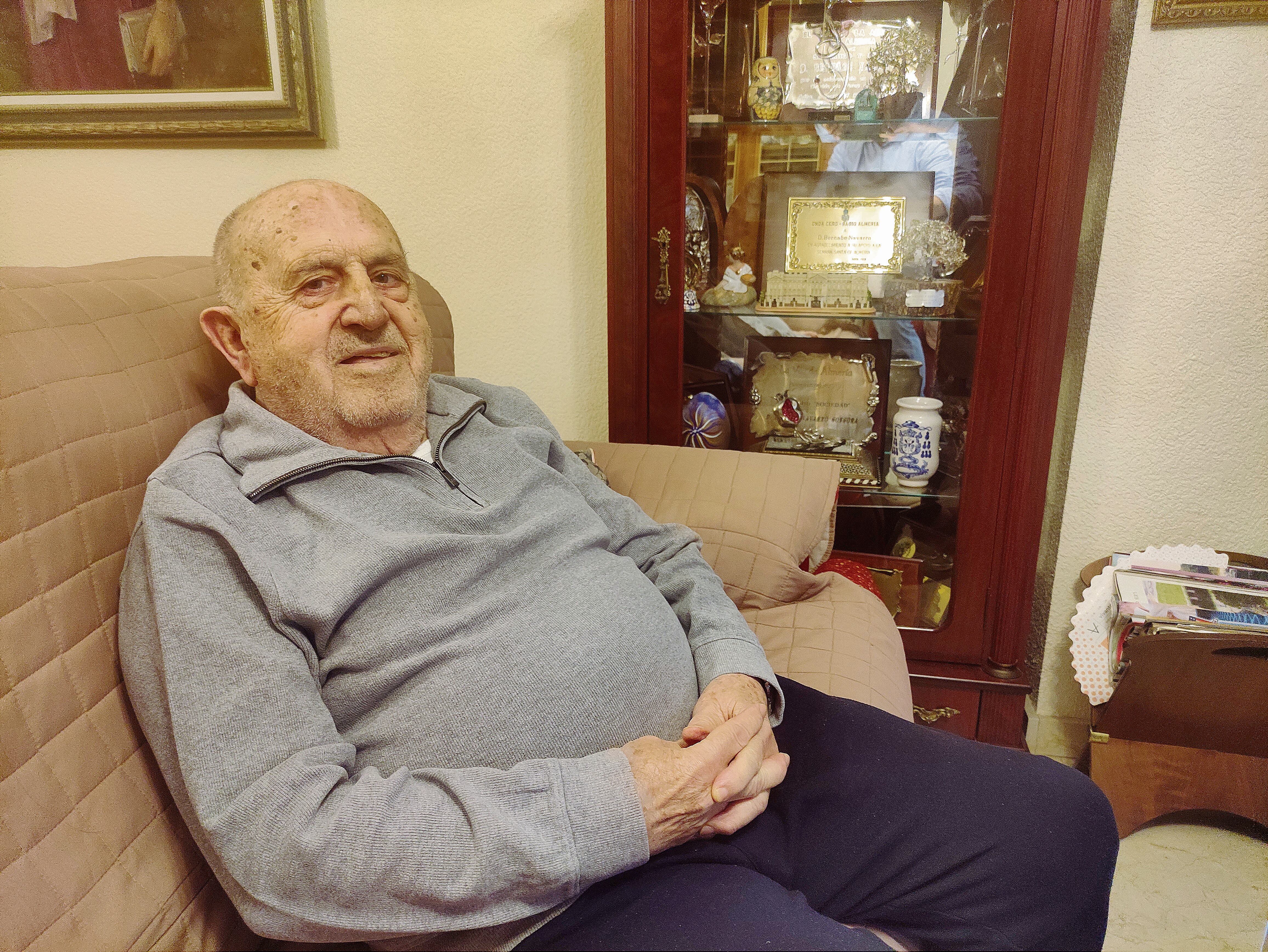 Bernabé Navarro posa para LA VOZ en el salón de su casa al lado de una vitrina cargada de inolvidables recuerdos.