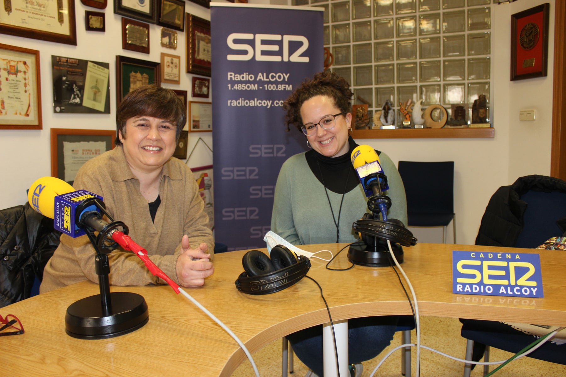 Eva Girón y Desiré Doménech, en el estudio central de Radio Alcoy