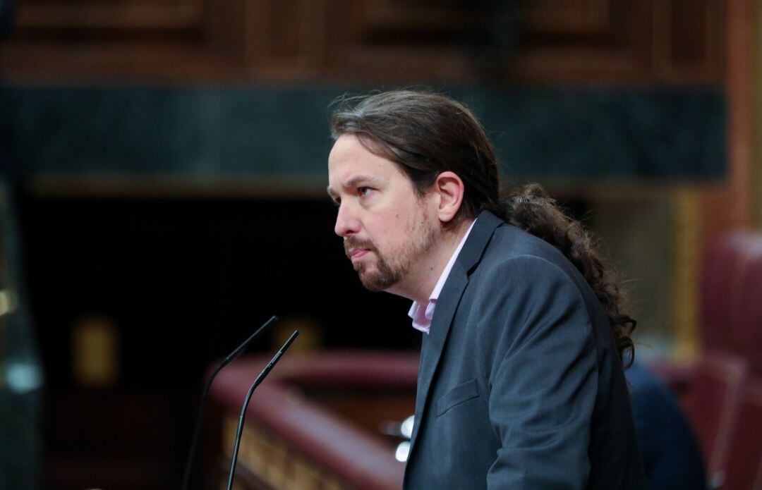 El secretario general de Podemos, Pablo Iglesias, interviene desde la tribuna del Congreso de los Diputados en la primera sesión del debate de investidura del candidato socialista a la Presidencia de Gobierno. 