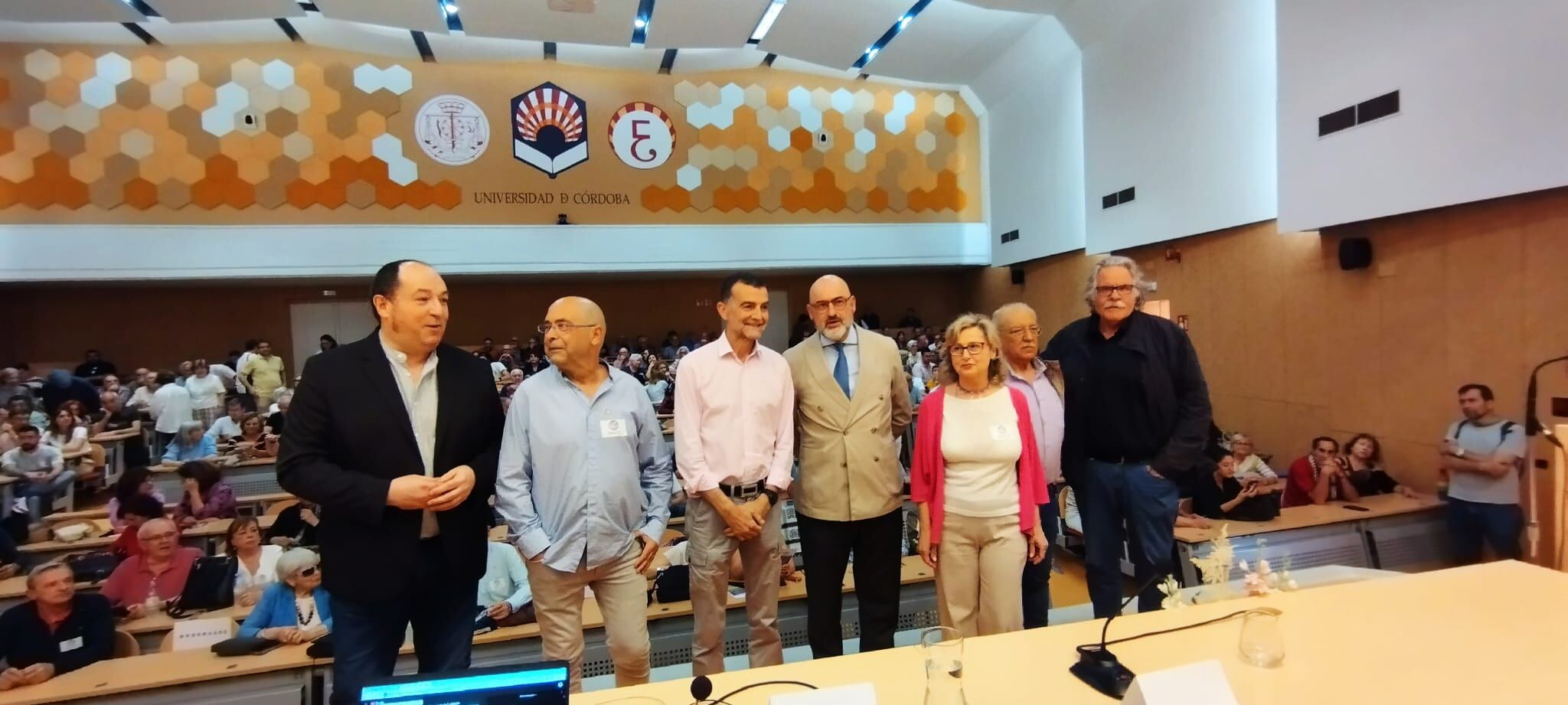 Pernando Barrena (Bildu), Antonio Maíllo (IU) y Joan Tardà con representantes de Colectivo Prometeo.