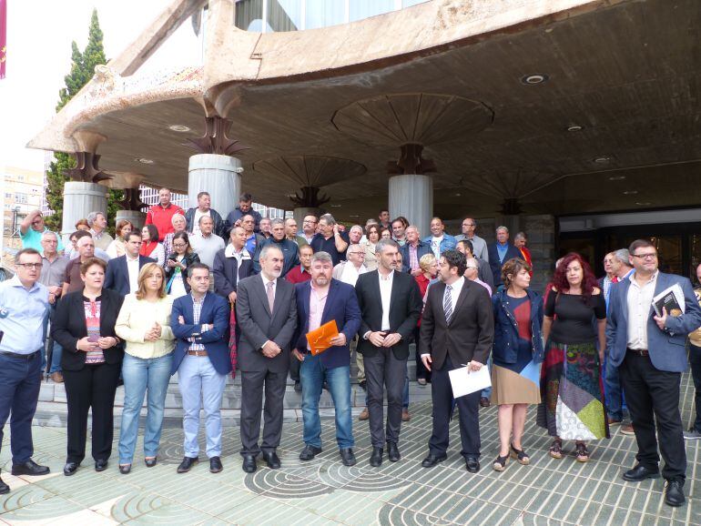 El presidente del Heredamiento de Molina, Juan Alcaide, posa en compañía de varios diputados de la Asamblea Regional