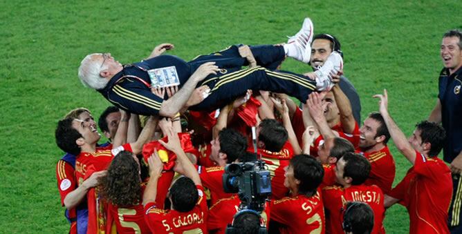 Los jugadores de la selección junto con el entrenador Luis Aragonés en la Eurocopa de 2008.