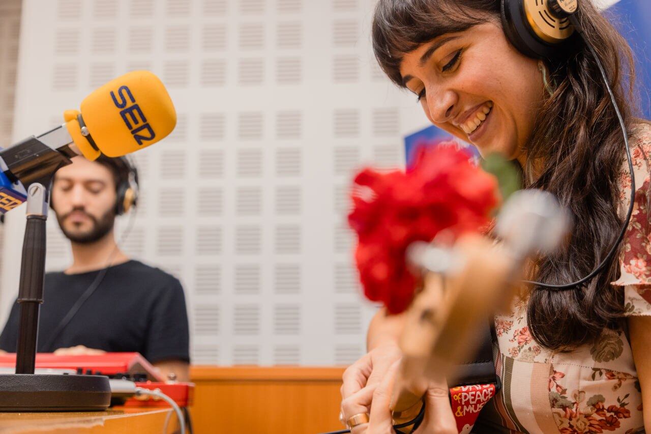 Irene y Quique, Mirror, actuando en Radio Córdoba, en Música Propia by Planneo 2025