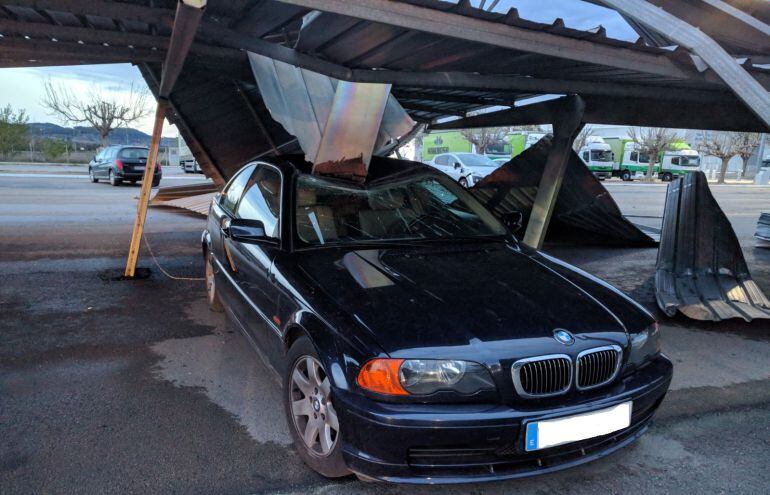 Vehículo afectado por la caída de un pórtico de aparcamiento en Xàtiva