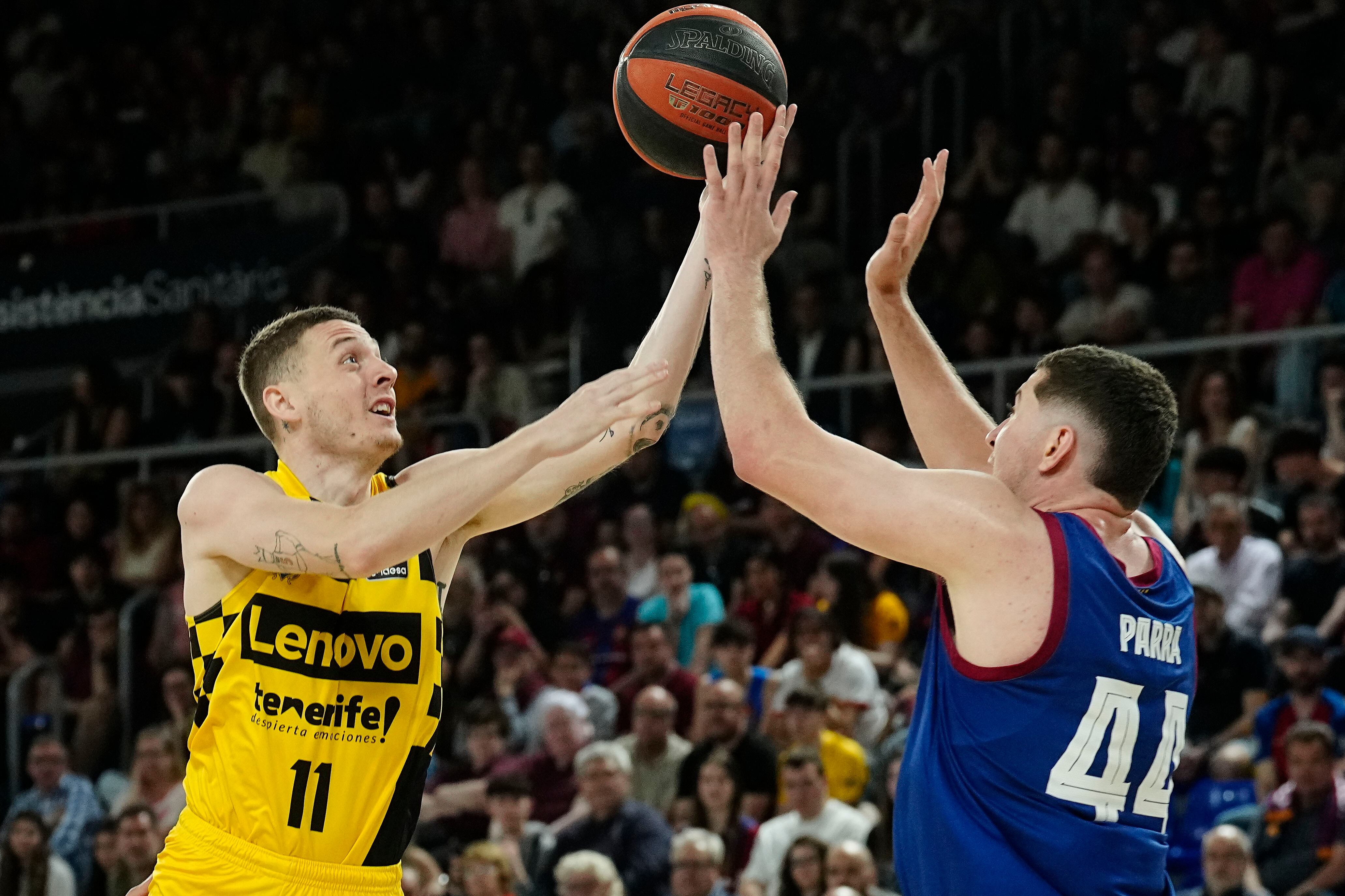 BARCELONA, 19/05/2024.- El jugador del Lenovo Tenerife Kyle Guy (i) y el jugador del FC Barcelona Joel Parra (d) durante el primer partido correspondiente a los cuartos de final del playoff de la Liga ENDESA entre el Barça y el Lenovo Tenerife, disputado este domingo en el Palau Blaugrana. EFE/Enric Fontcuberta.